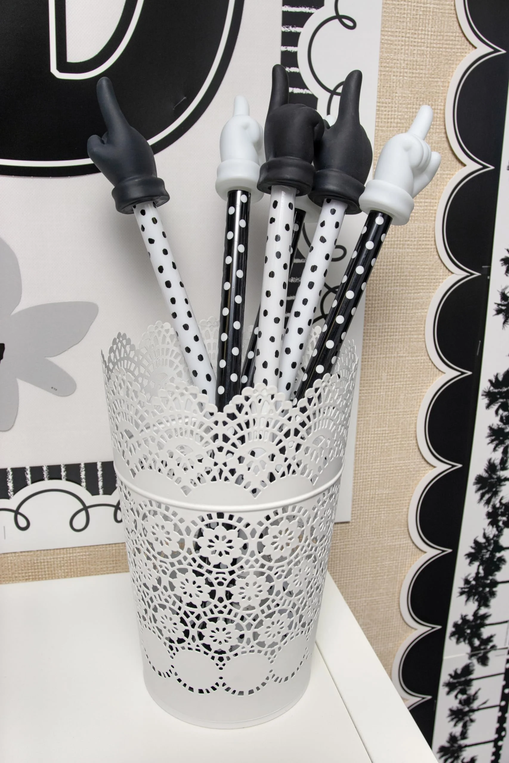 Teacher Created Resources Black Painted Dots Hand Pointer - Image 4