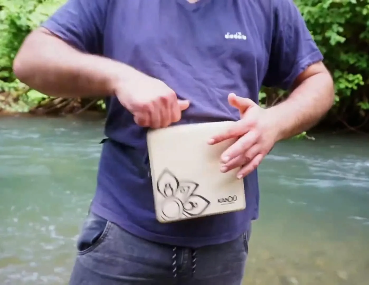 The Kandu Mashbox - is the first-ever wearable drum shaker,small Cajon designed to meet the needs of every percussionist (Black) Black - Image 5